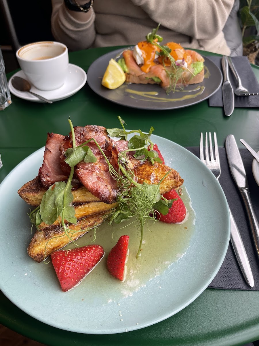 E-Street Café - Photo 6