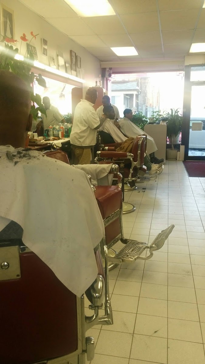 Lloyd's Barber Shop - Photo 3