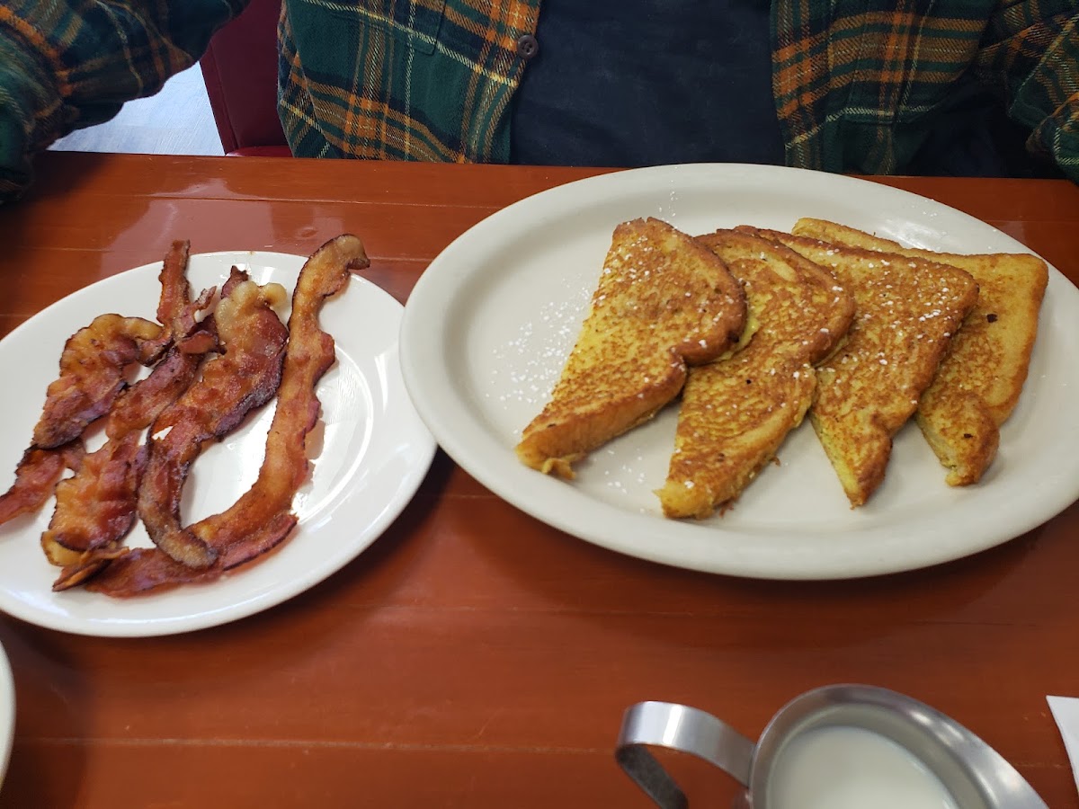 Johana's Restaurant - Photo 5