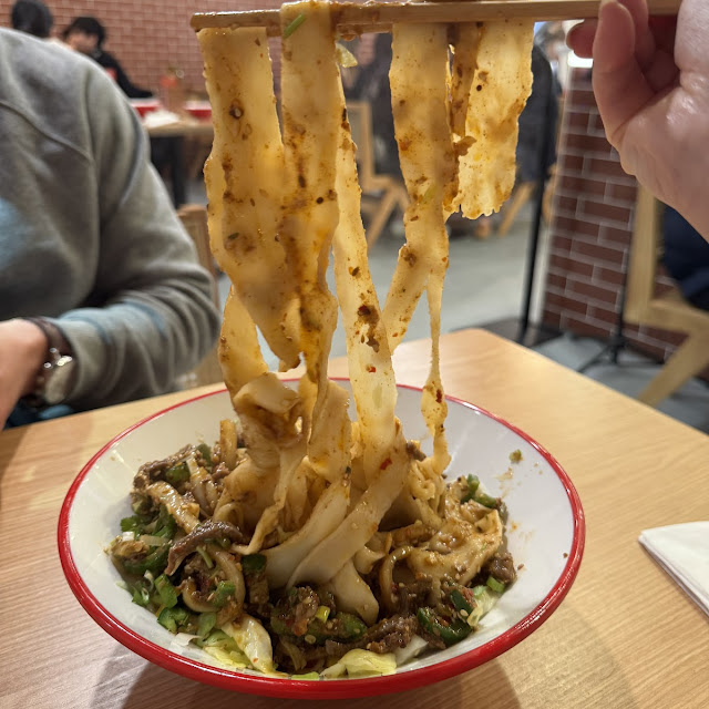 oil poured noodle with braised beef rib牛肋排油泼拌面