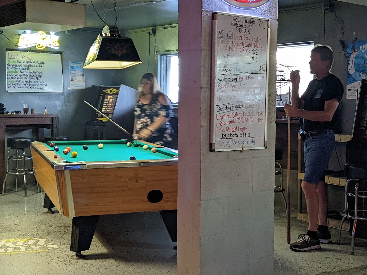 Rockin Willy's Friendly Tavern - Photo 9