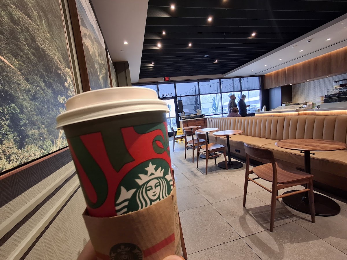 Starbucks - Photo 2