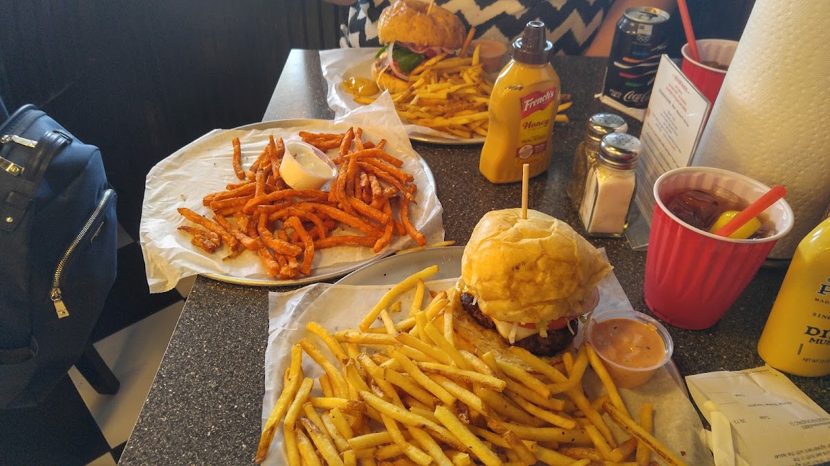 Melt Gourmet Cheeseburgers - Photo 4