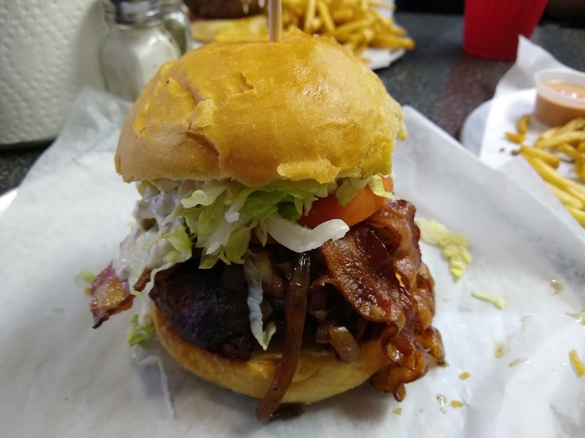 Melt Gourmet Cheeseburgers - Photo 6