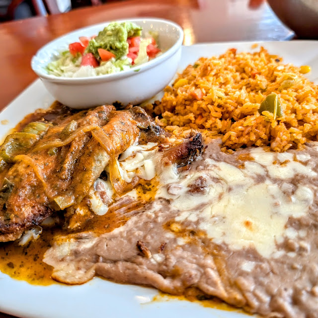 Enchiladas Con Pollo Y Salsa Suizas