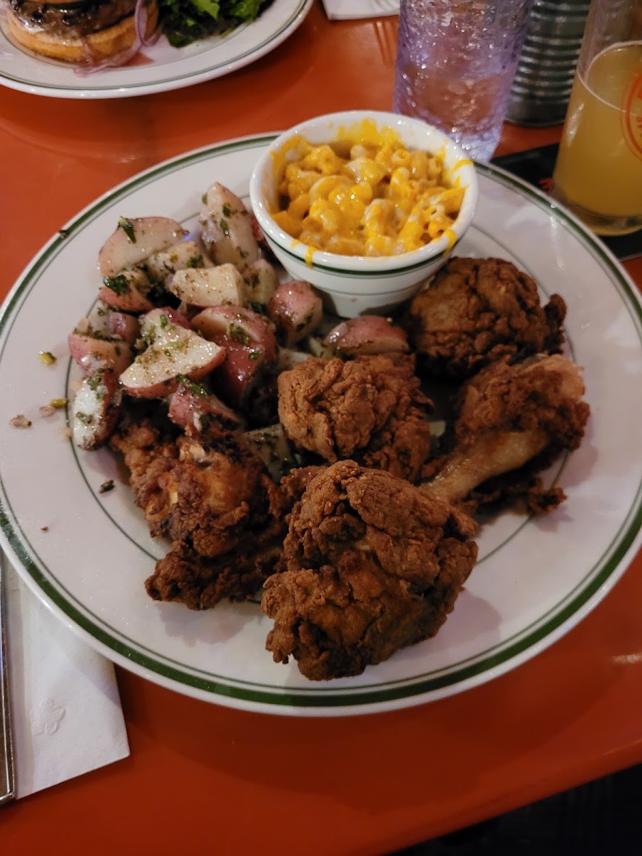 George's Corner Restaurant - Photo 9