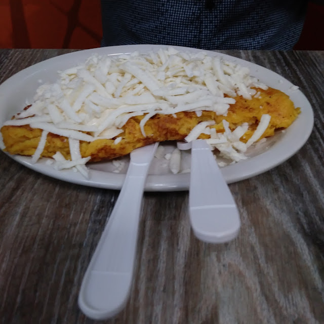 Cachapa Con Queso De Mano Nata Y Queso Rallado