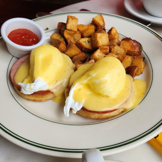 Crab Cake Eggs Benedict