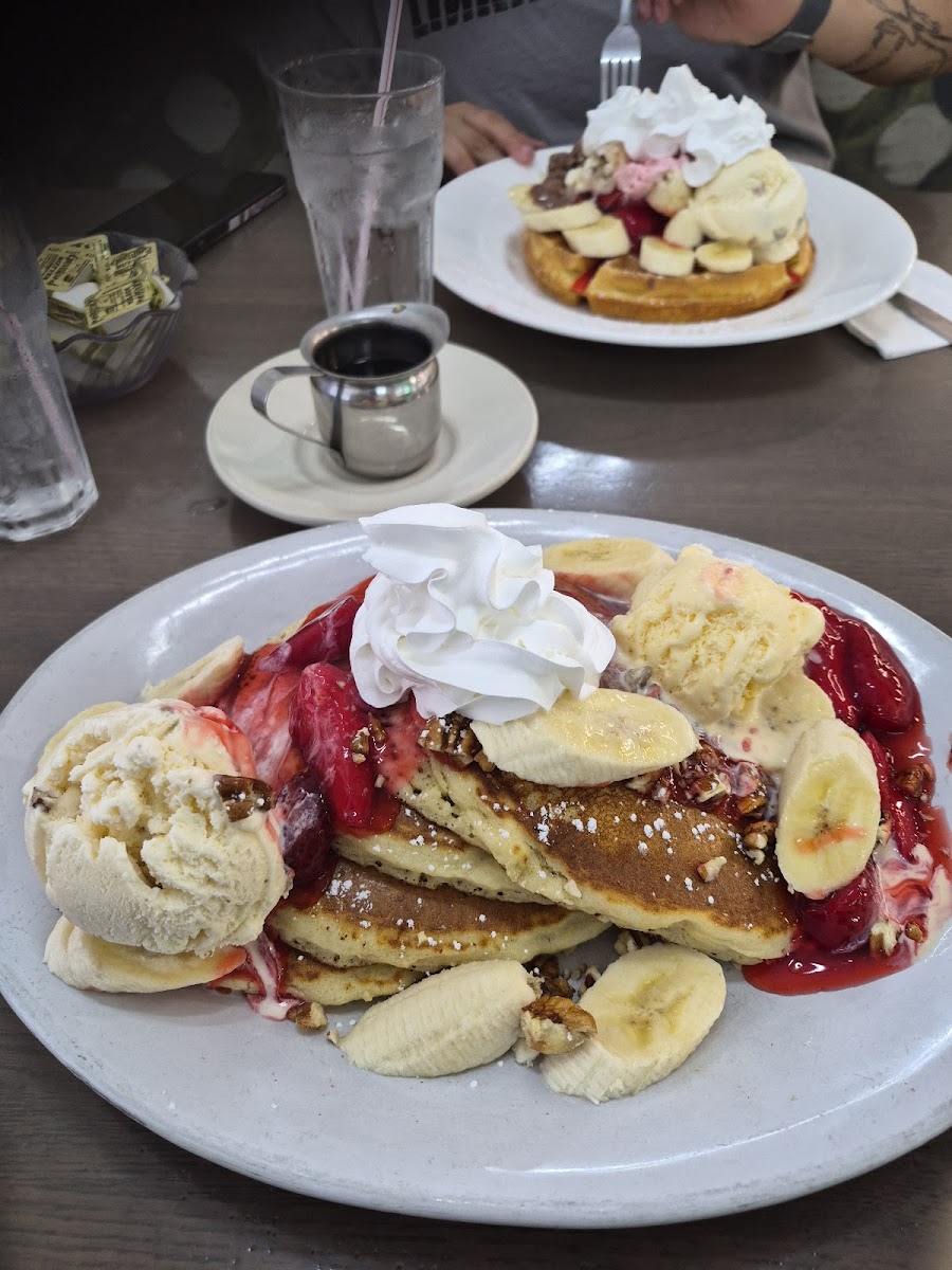 Rose Garden Cafe - Photo 3