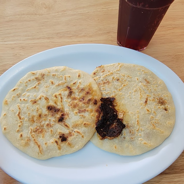 Pupusas de Queso Y Lorocos Frijoles Queso Y Loroco Su Bebida Jamaica