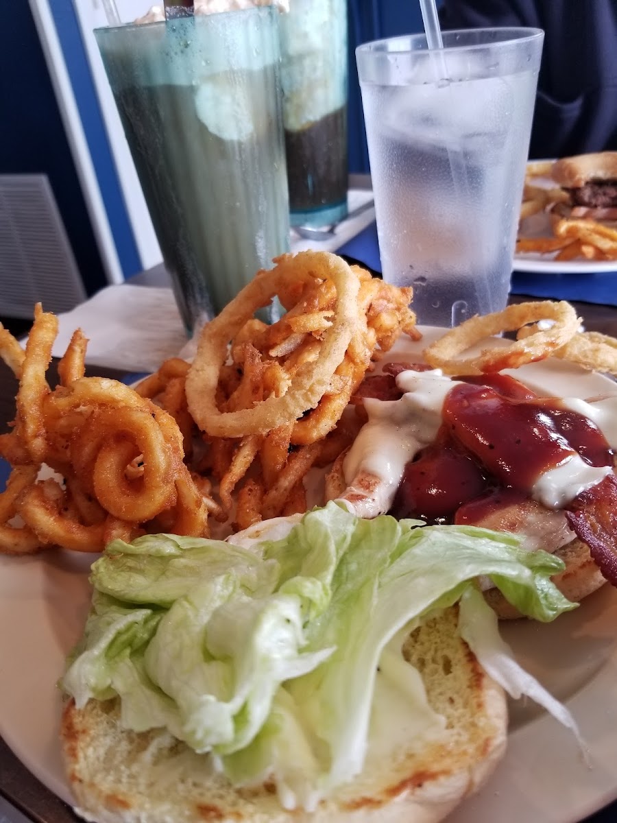 Mac's Soda Bar - Photo 6