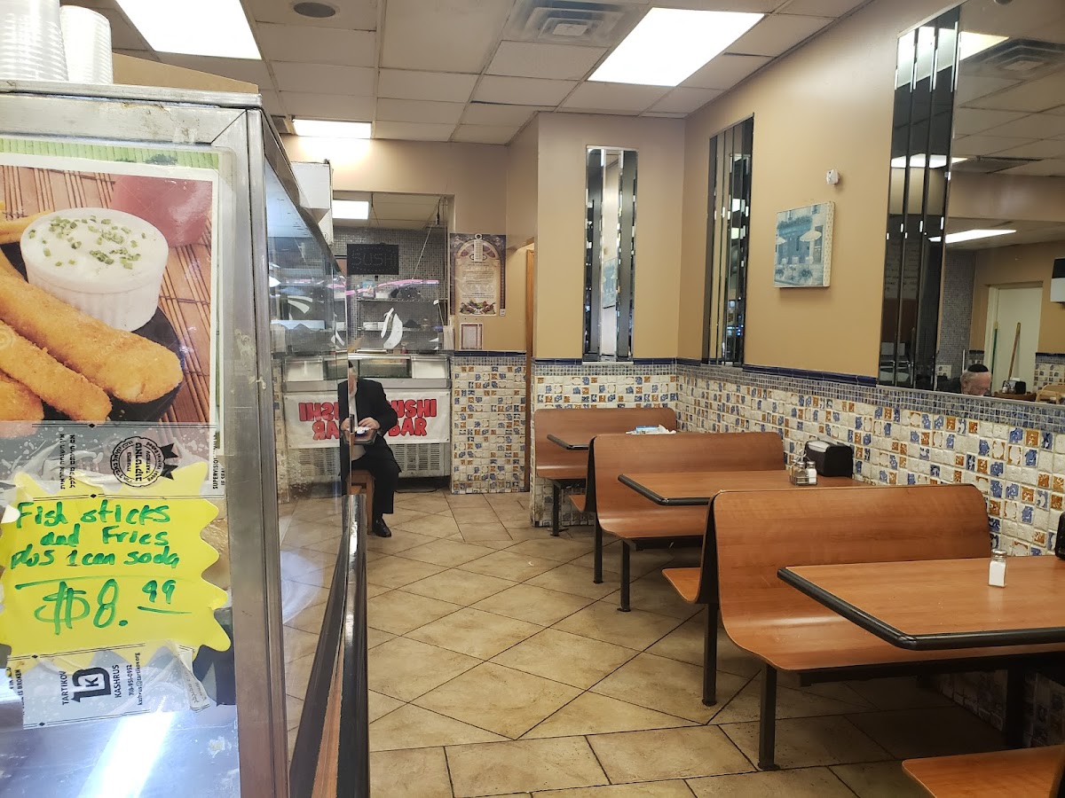 Moti's - Photo 5