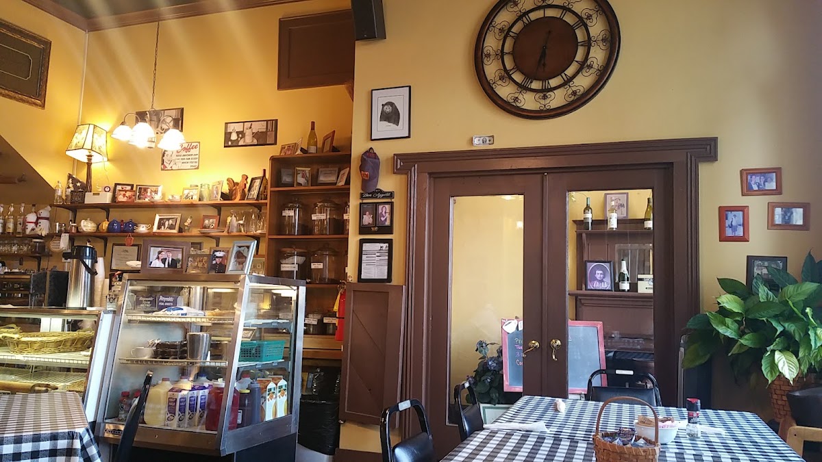 The Carriage House Restaurant - Photo 6