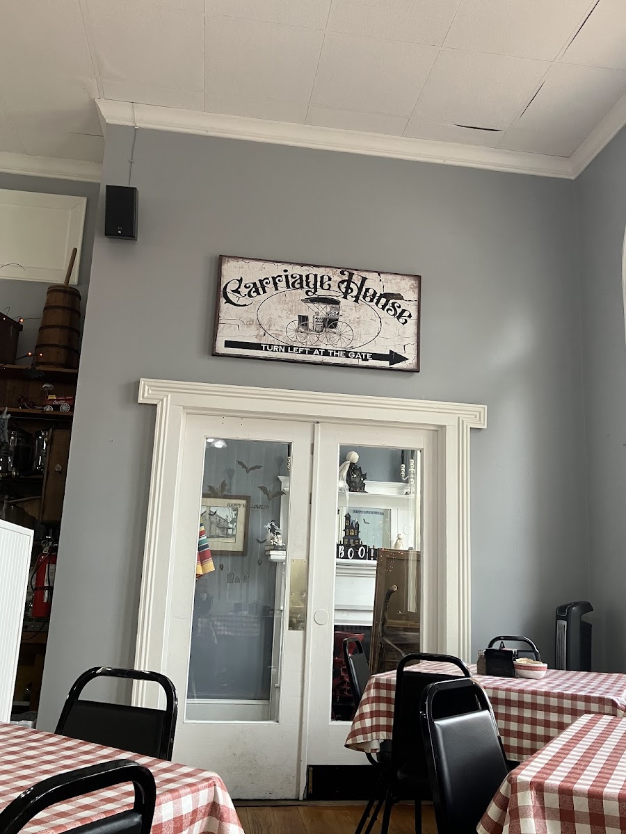 The Carriage House Restaurant - Photo 7