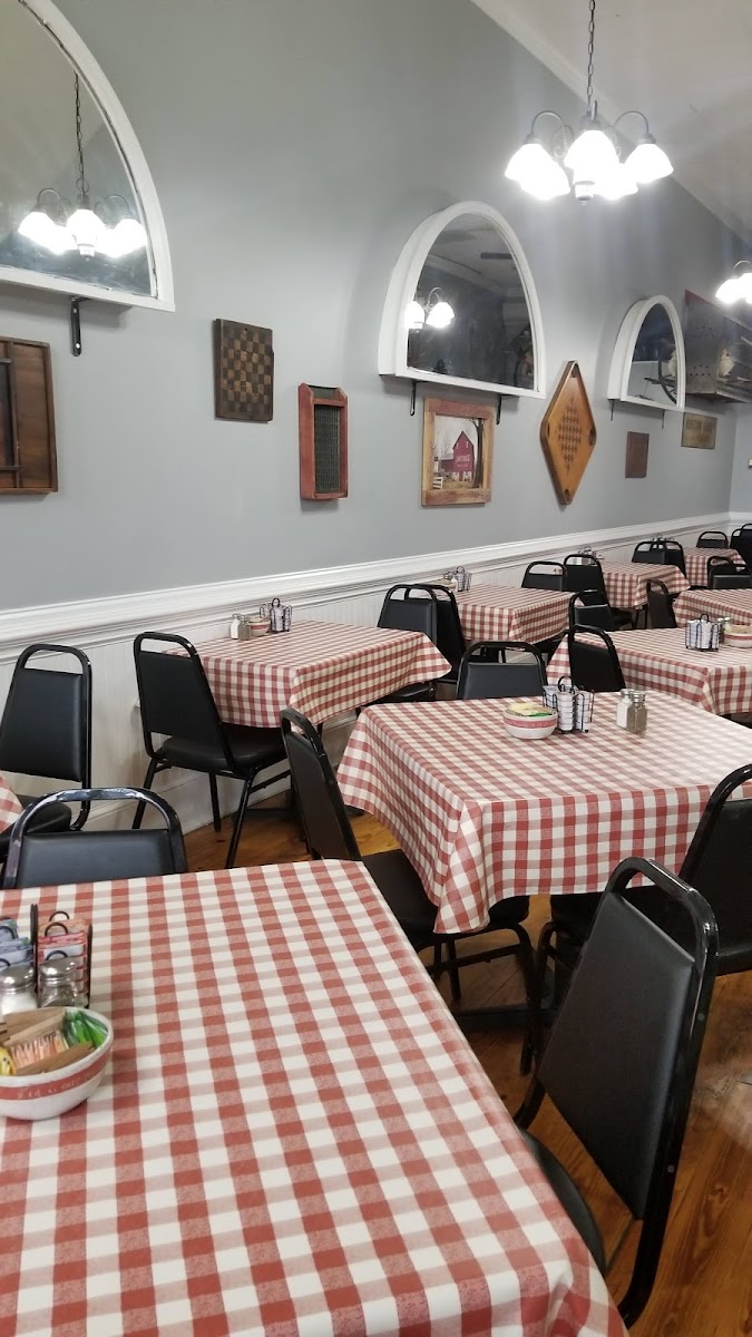 The Carriage House Restaurant - Photo 8