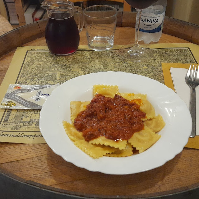Tortelli Con Ragù Di Salsiccia E Salumi
