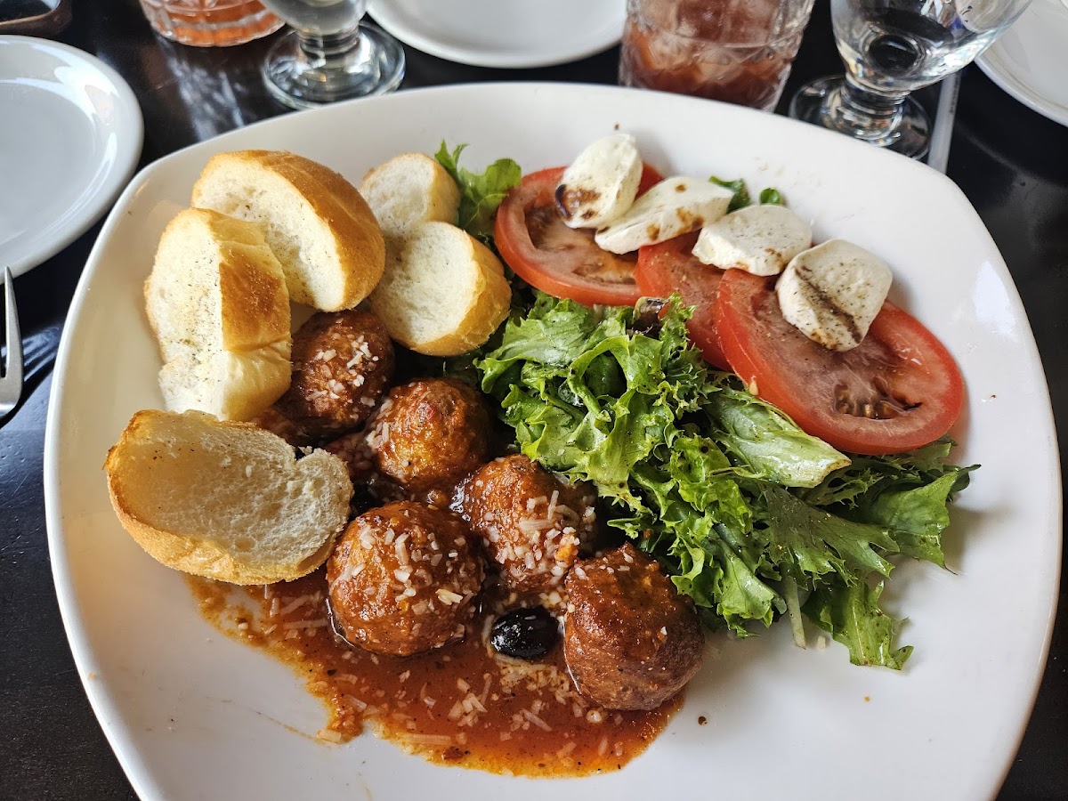 Niko's Bistro - Photo 1