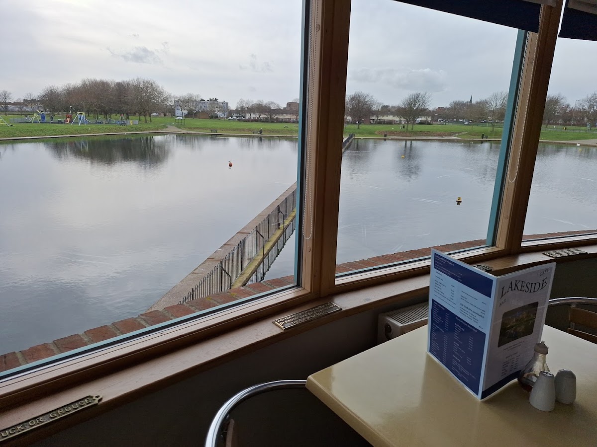 Lakeside Cafe And Bar - Photo 7