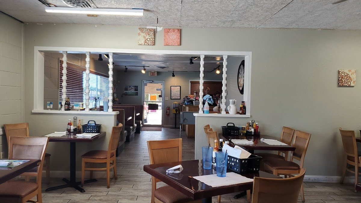 Junior and Rosie's Cafe and Grill - Photo 4