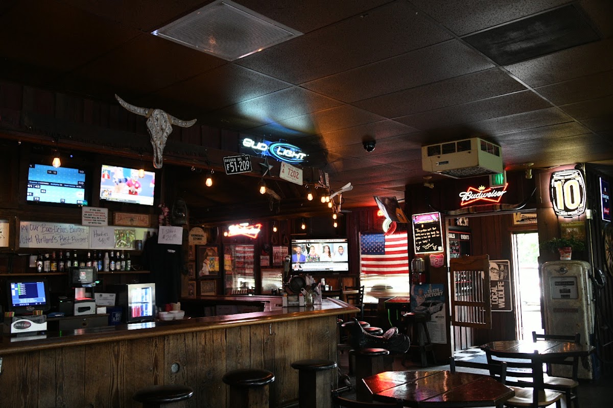 The Stagecoach Saloon - Photo 2
