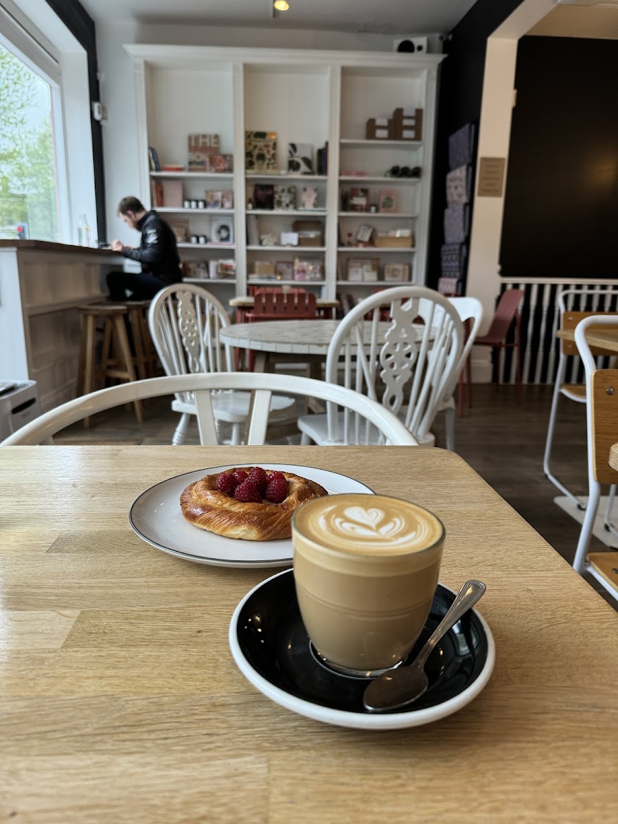 Vanilla Black Coffee & Books - Photo 4