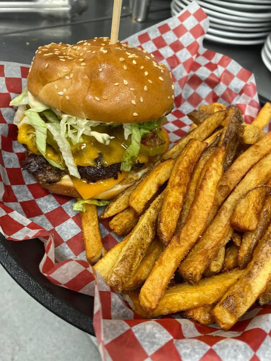 Tiny's Bar and Grill, Paradise - Photo 8