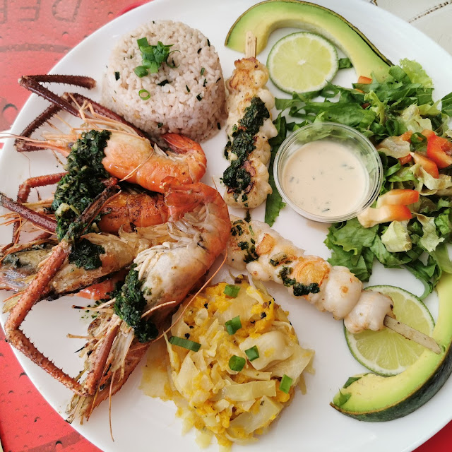 Brochette de Langouste Ouassous Avocat Patate Douce Crudités