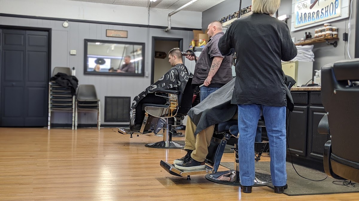 Lakeside Barber Shop - Photo 4