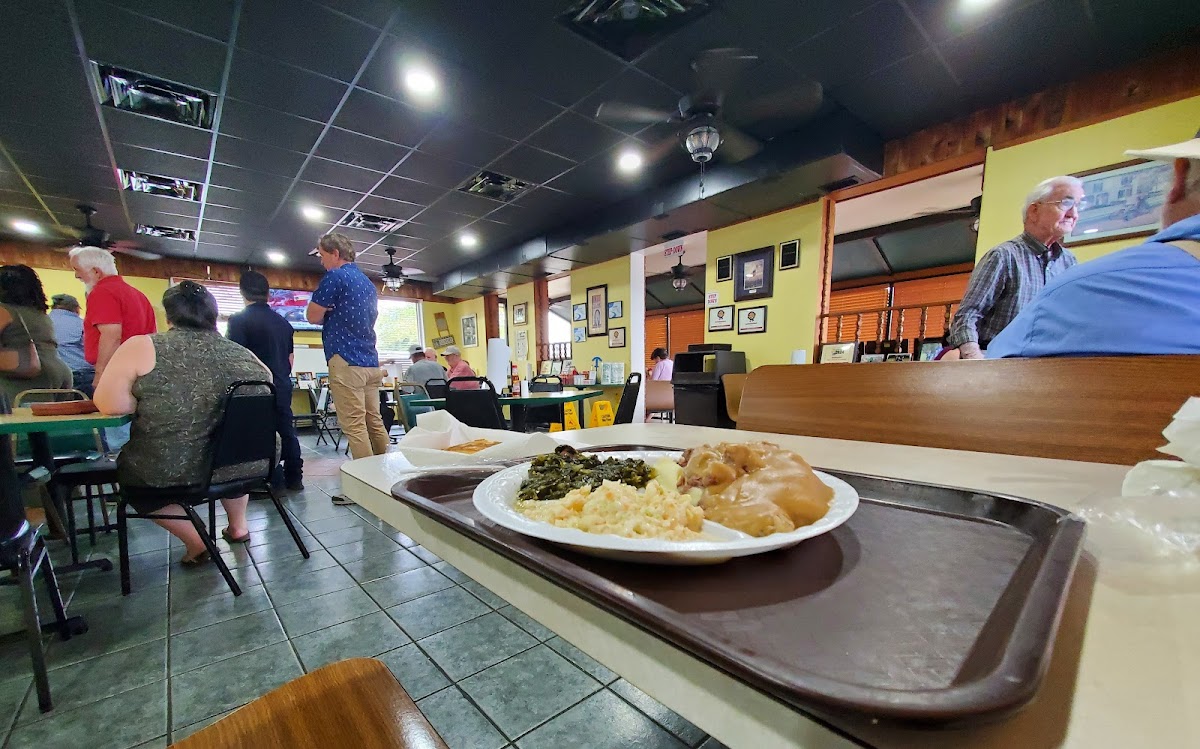 Jojo's Family Restaurant - Photo 9