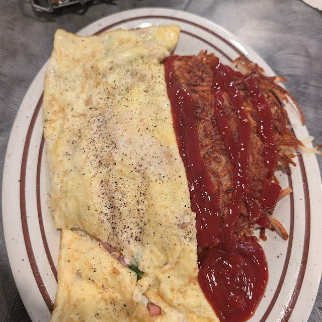 Omelette and Hashbrowns w Ketchup