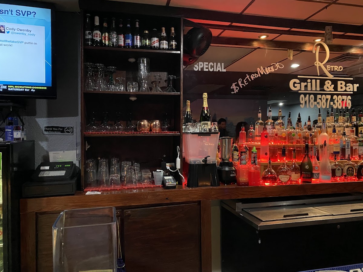 Retro Grill & Bar - Photo 9