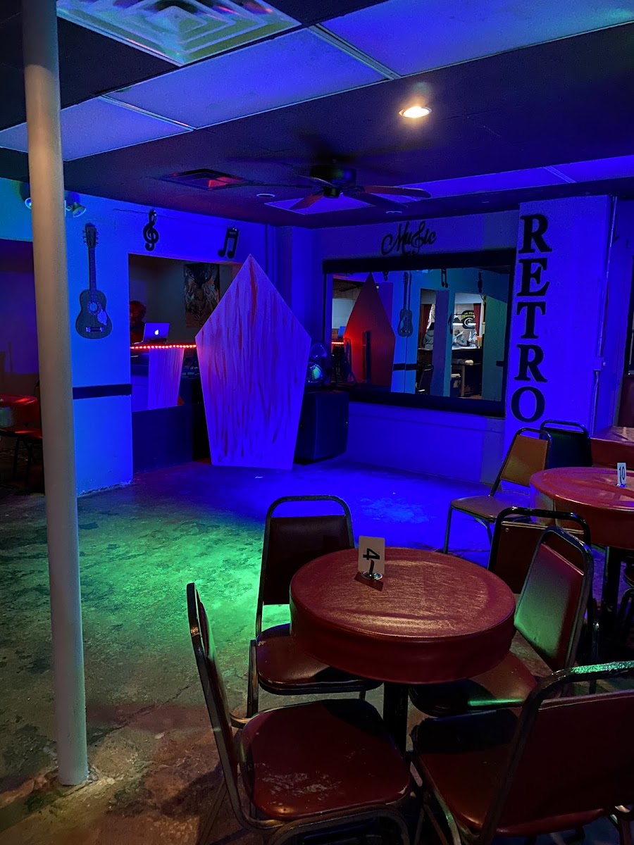 Retro Grill & Bar - Photo 5
