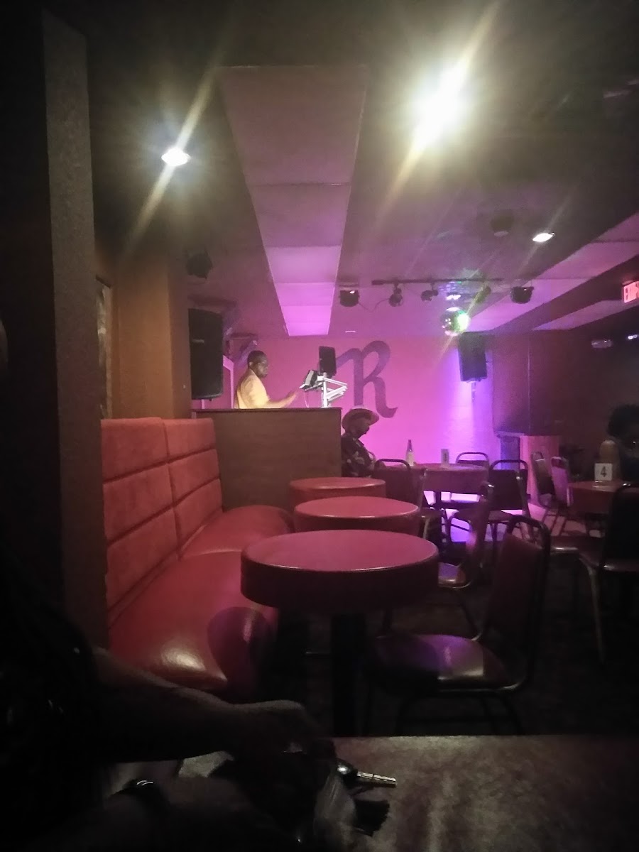Retro Grill & Bar - Photo 7