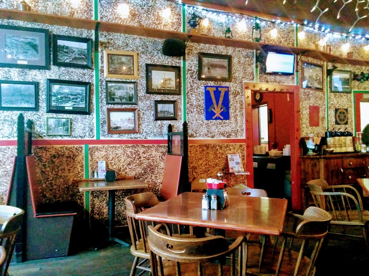 The Black Iron Grill - Photo 6
