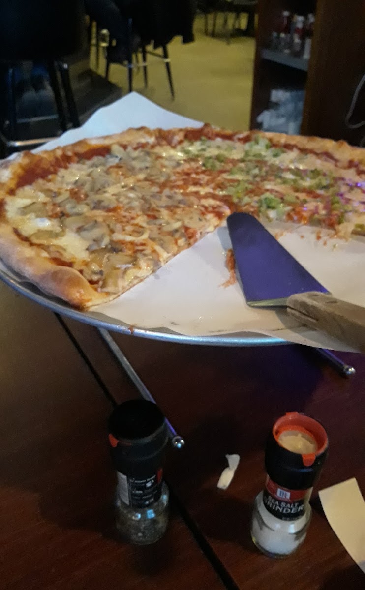 Octagon Bar And Grill - Photo 4