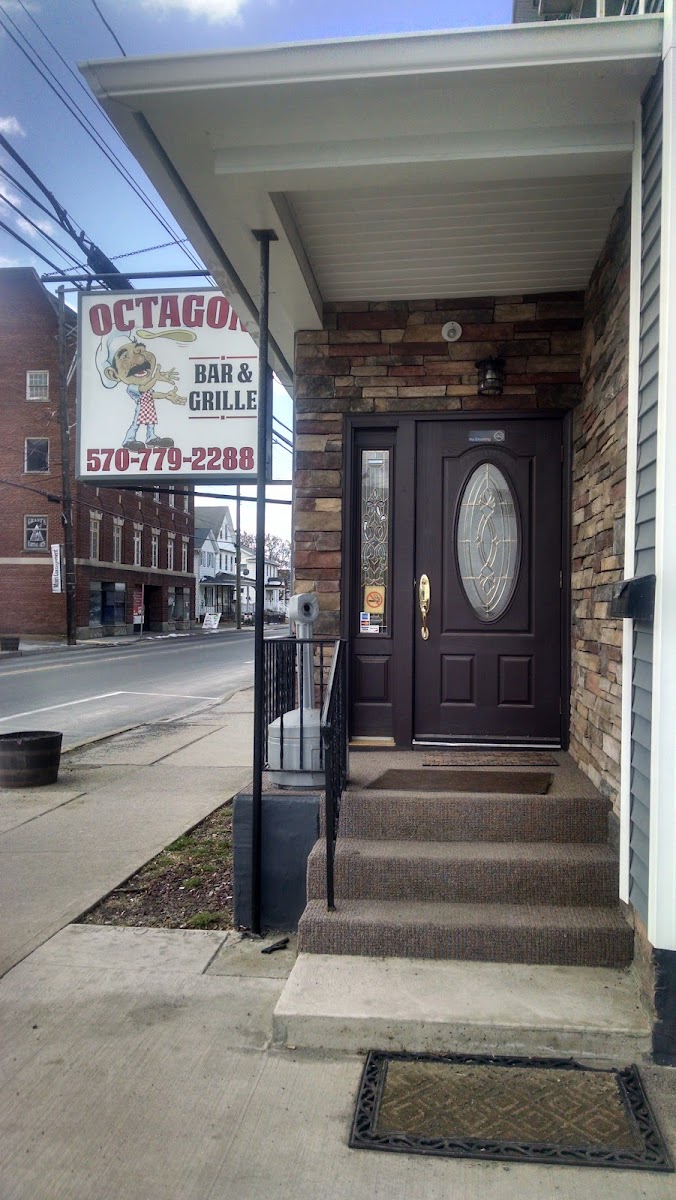 Octagon Bar And Grill - Photo 7