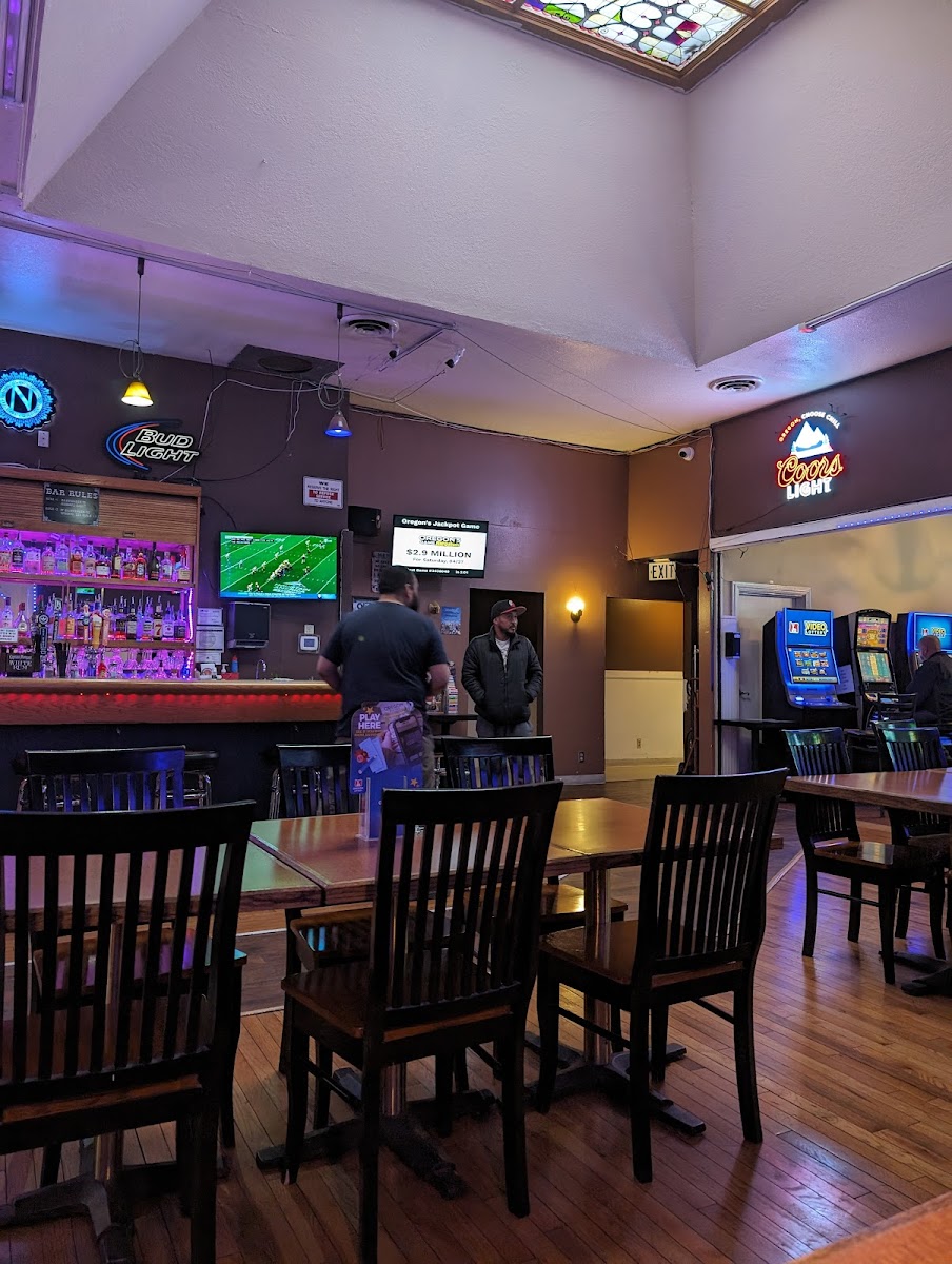 Vineyard Bar and Grill - Photo 8