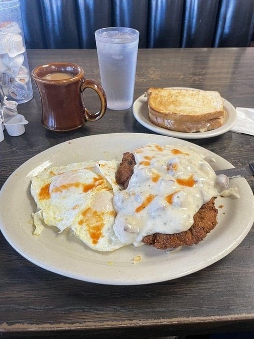 Ogie's Cafe - Photo 4