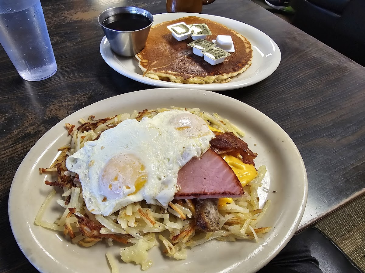 Ogie's Cafe - Photo 7