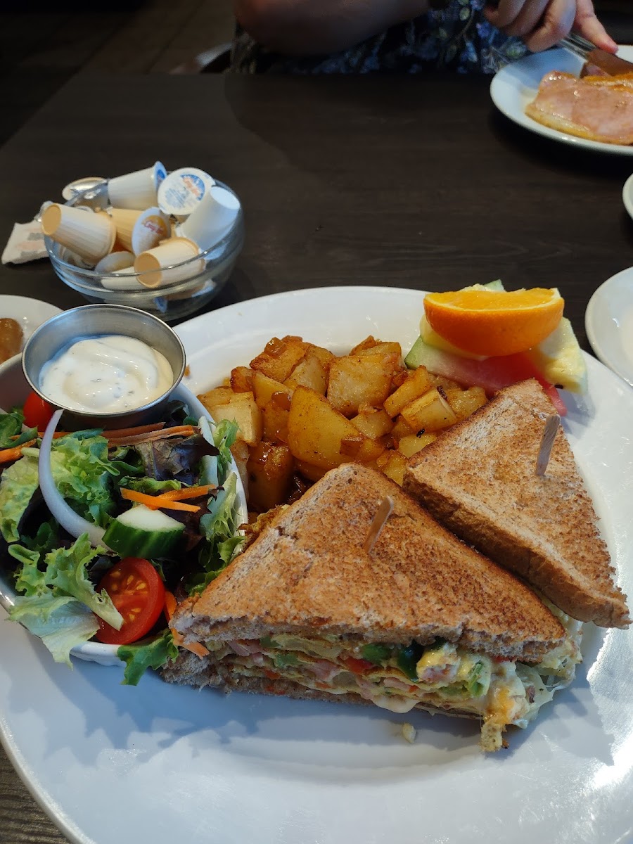 Rhodes Resto Bar Kingston - Photo 3