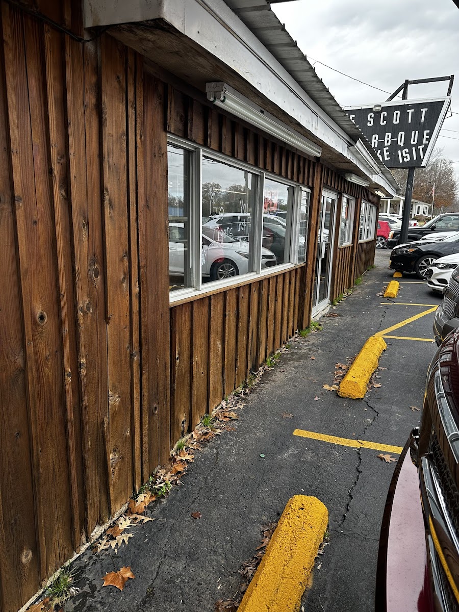 B.E. SCOTTS BBQ - Photo 8