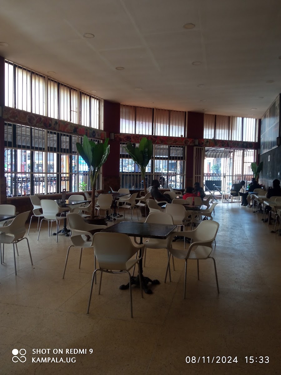 Salamia Restaurant - Photo 3