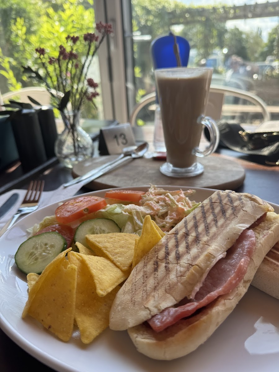 The Peloton Café - Photo 6