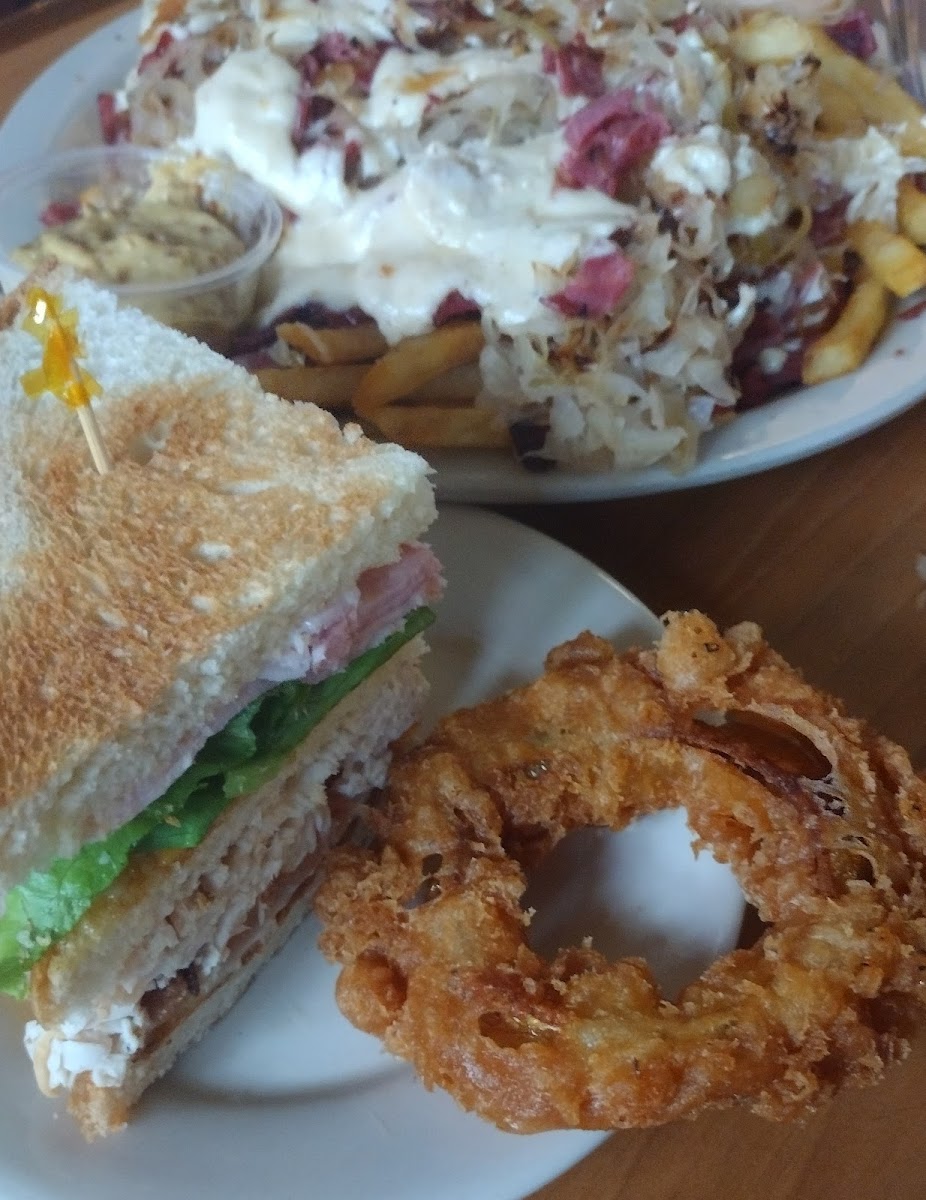 McShanes Bar & Grill - Photo 9