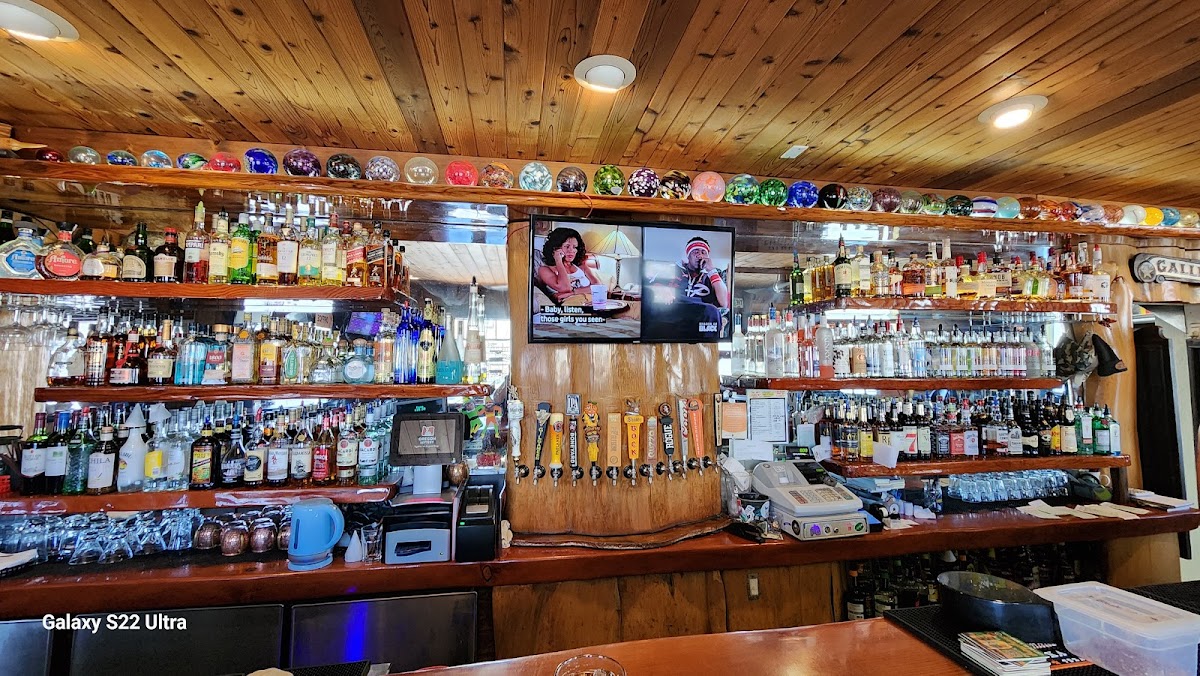 Snug Harbor Bar and Grill - Photo 2