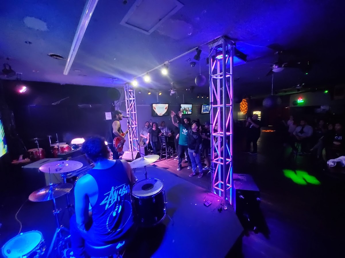 Rock It Sports Lounge - Photo 2