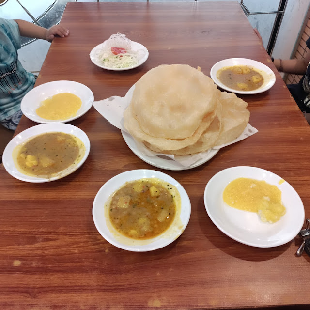 Halwa Puri Bhaji Naan Chanay