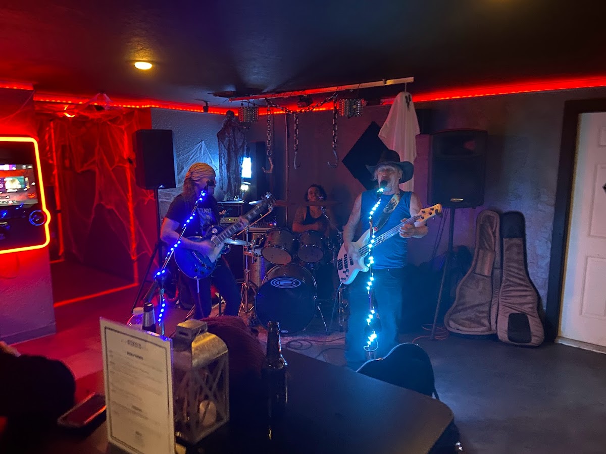 Niko's Neighborhood Bar - Photo 7