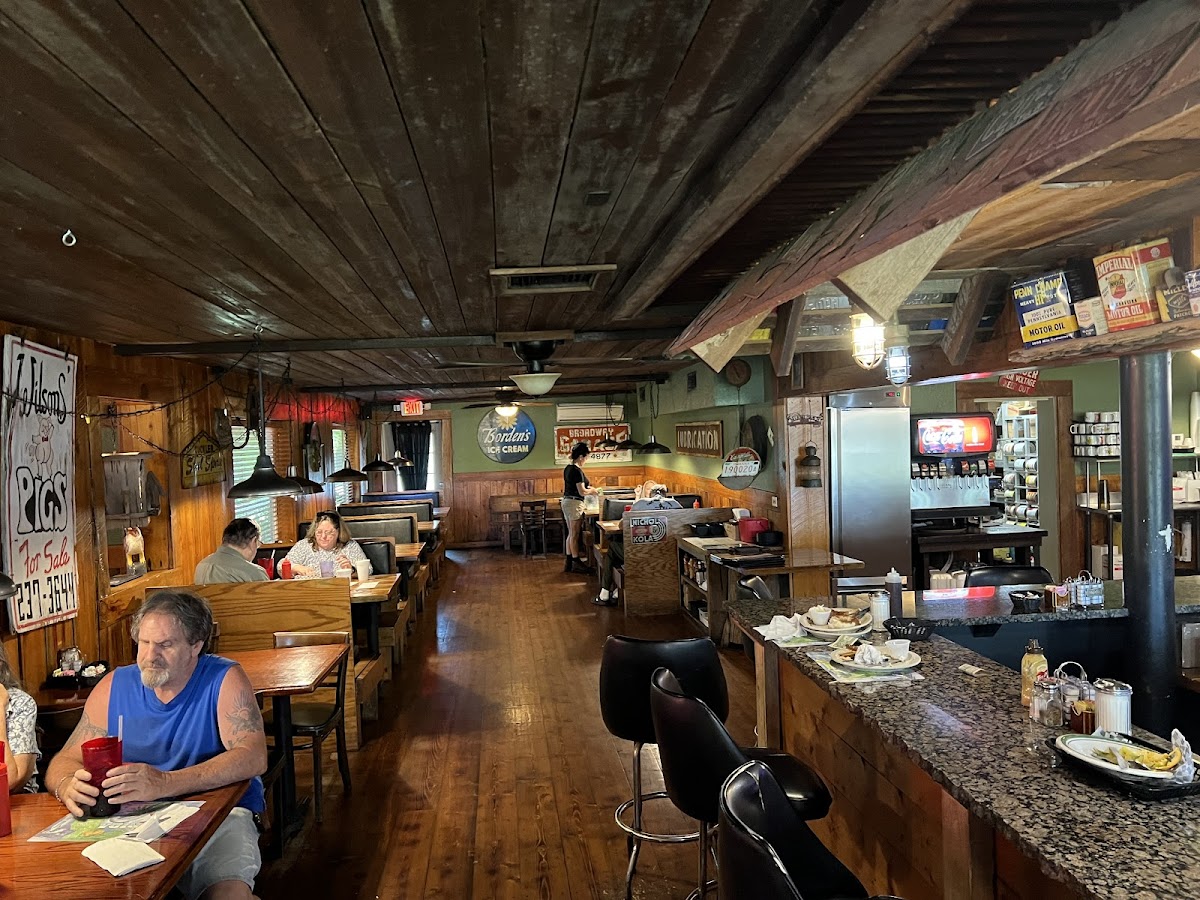Red's Restaurant - Photo 4