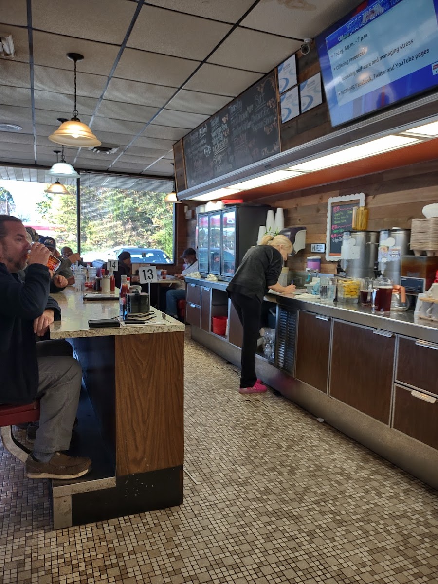 ZOE'S FAMILY RESTAURANT - Photo 2